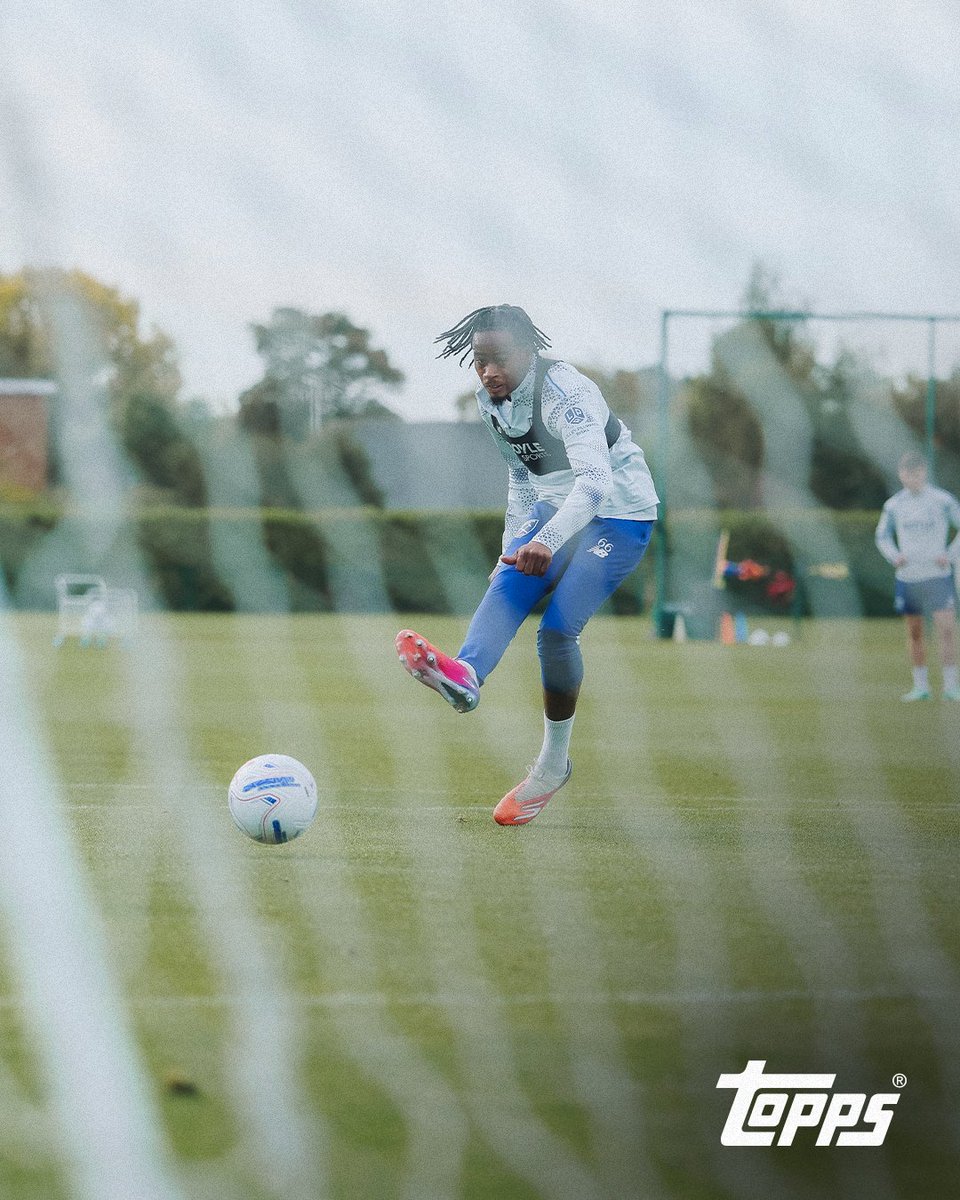 WestHam's tweet photo. Finding the target 🎯

@Topps_UK training shots 📸 https://t.co/O8em4s1MRP