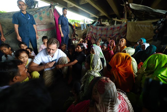Undoubtfulnerd's tweet photo. Rahul Gandhi is the only political figure in India to be "this" humble. The streets will remember! https://t.co/8USb1U4r6N