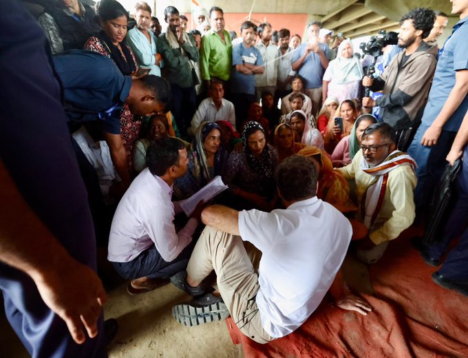 Undoubtfulnerd's tweet photo. Rahul Gandhi is the only political figure in India to be "this" humble. The streets will remember! https://t.co/8USb1U4r6N