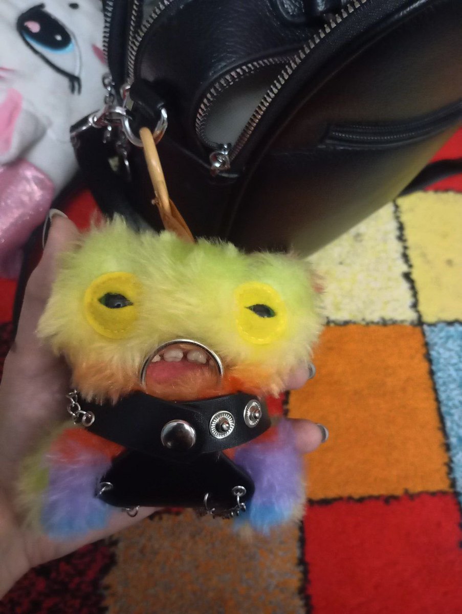 Sansarrt's tweet photo. Look at my Fuggler
I gave him an interesting outfit, and now he looks like he just came from a BDSM party.
#Fugglers #Fuggler #Plushies #PlushieCommunity #AltStyle #weirdcore https://t.co/ZtxxM6HD3O