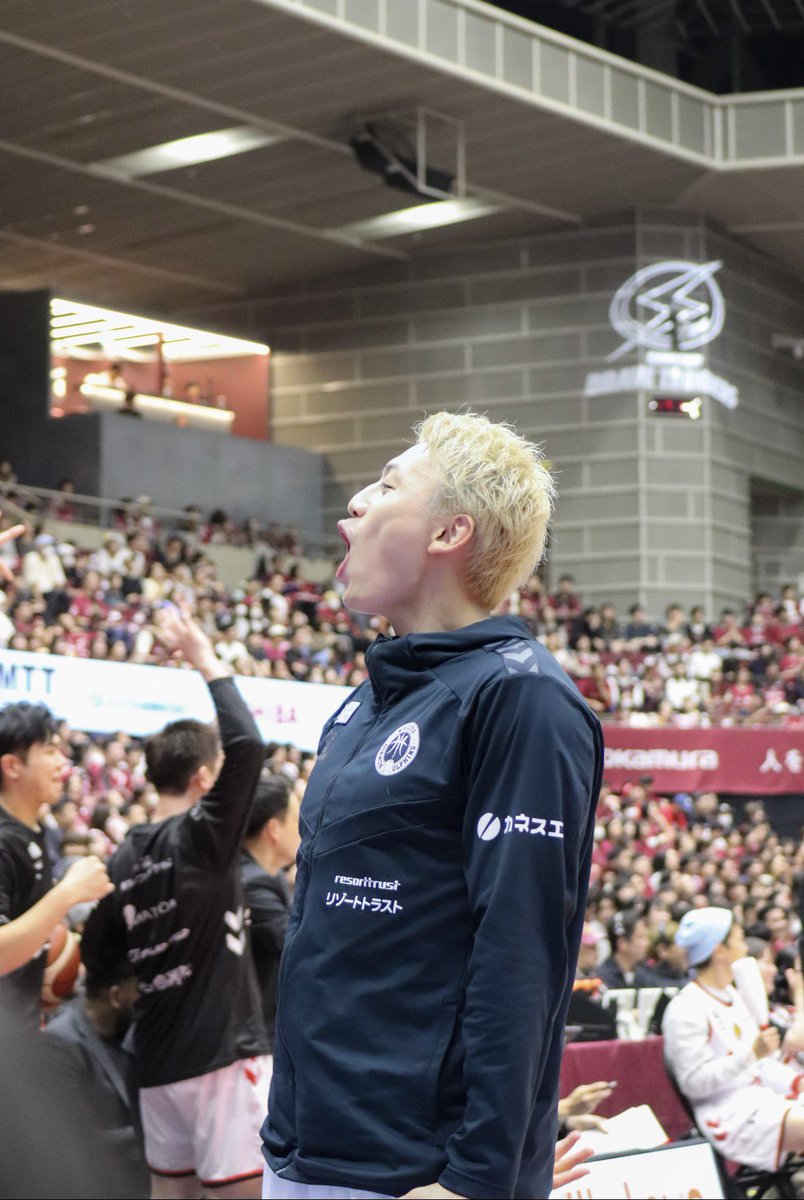 im_az30's tweet photo. 今シーズンも元気にベンチを飛び出しています😌🌟 https://t.co/RDrtuBKkya