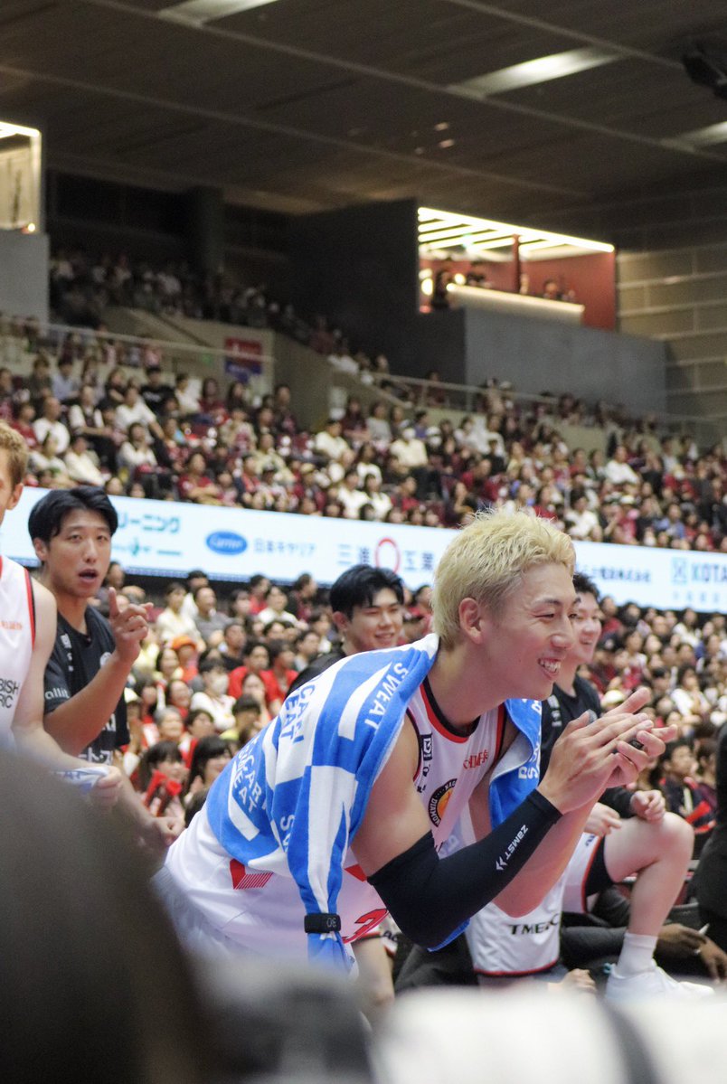 im_az30's tweet photo. 今シーズンも元気にベンチを飛び出しています😌🌟 https://t.co/RDrtuBKkya
