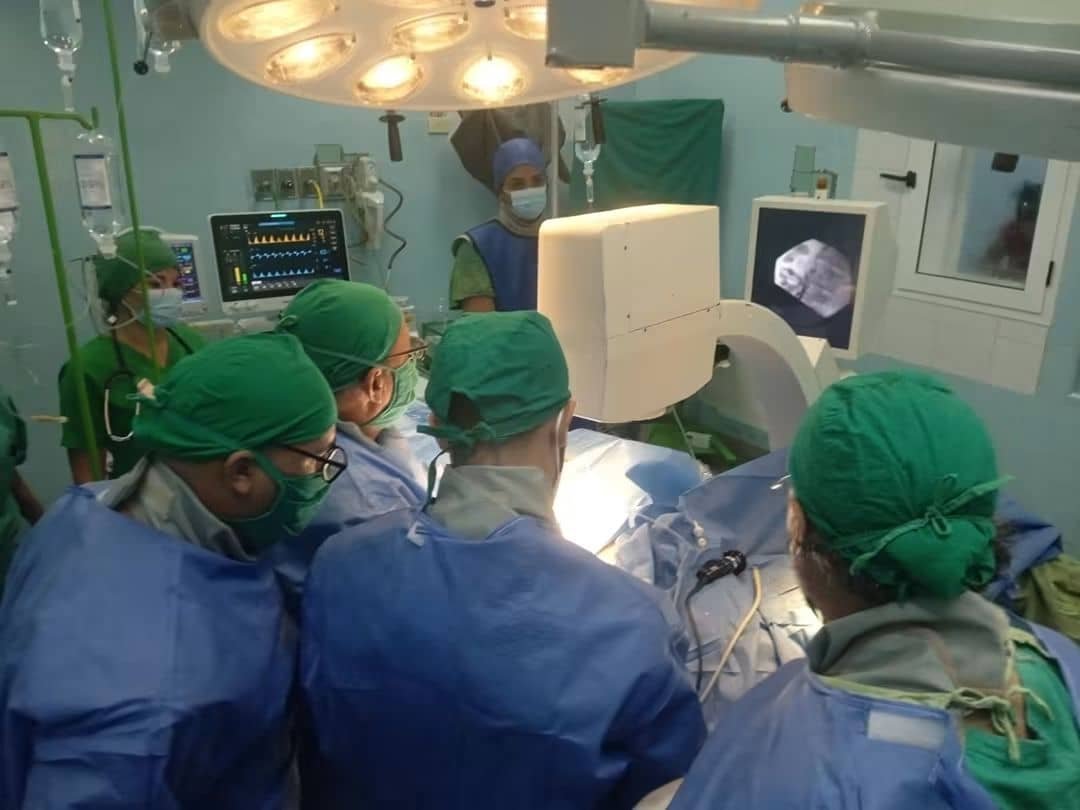 Jonathan_x_Cuba's tweet photo. 🏥 ⚕️🇨🇺 Por primera vez, un equipo de Urología del hospital pediátrico Pepe Portilla, en Pinar del Río, realizó una nefrolitotomía percutánea, un procedimiento mínimamente invasivo para extraer cálculos renales. 

❤️ El paciente: un adolescente de 16 años.

#CubaPorLaVida https://t.co/jnVgz7AZZs