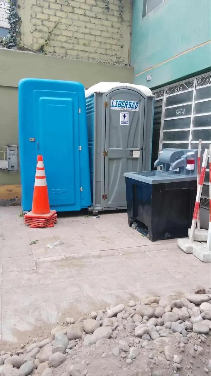 LibersadEirl's tweet photo. Contar con baños en buenas condiciones ayuda a mantener el orden, la comodidad del equipo y la continuidad del trabajo.🏗️👷

En LIBERSAD ♻️ acompañamos obras de distintos tamaños con:

✅Baños portátiles

✅Servicio de mantenimiento

✅Atención y logística

✅Planificá https://t.co/0tVOiwszZn