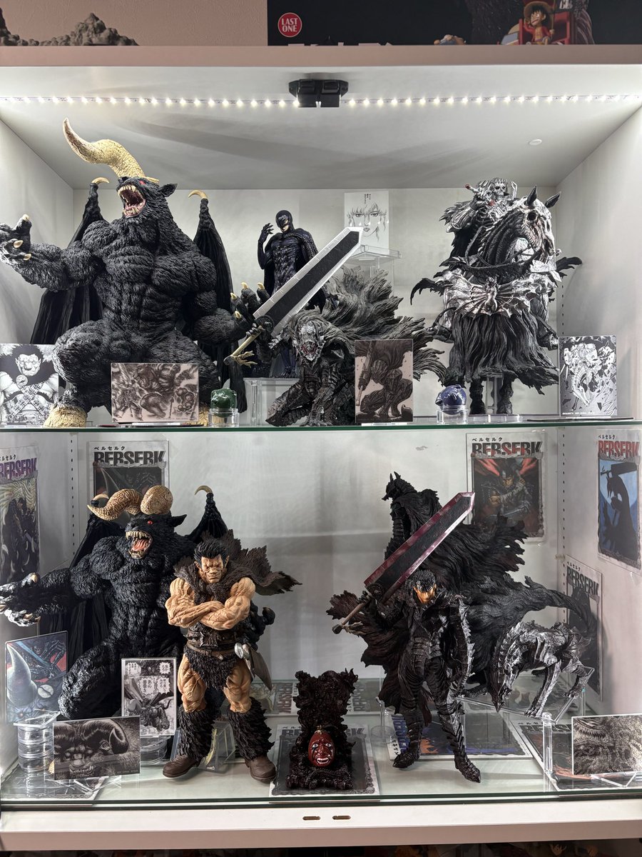 GANON_figure's tweet photo. 上段 ベルセルクディスプレイ 完成！！！

圧っっっっ感！
原画飾りたかったのに表記と違くて入れれなかった😅

今回のゾッドとガッツが良すぎて。
夢の獣も造形凄すぎて...

次はシールケだったりファルネーゼとかも出たらいいなぁ！
あとは真ん中にプライム1さんの棘の髑髏とベヘリットおきたい！😄 https://t.co/mQNx76Hxqh