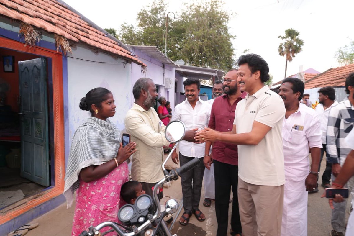 Anbil_Mahesh's tweet photo. #தாராபுரம் சட்டமன்றத் தொகுதியில் திருச்சி(தெ) மாவட்ட தி.மு.க சார்பில் தொடர் பரப்புரை மேற்கொண்டு வருகிறோம்.

அந்த வகையில் நகர வட்டம் 10-க்கு உட்பட்ட உப்புத்துறைபாளையத்தில் உள்ள இரு பாகங்களில் வீடுவீடாகச் சென்று வாக்காளப் பெருமக்களை சந்தித்தோம். கழக வேட்பாளர் வழக்கறிஞர் எஸ்.சுகன்யா அவர்களுக்கு #உதயசூரியன் சின்னத்தில் வாக்களிக்குமாறு ஆதரவு திரட்டினோம்.

#Dharapuram4DMK #VoteForDMK 
#Dharapuram