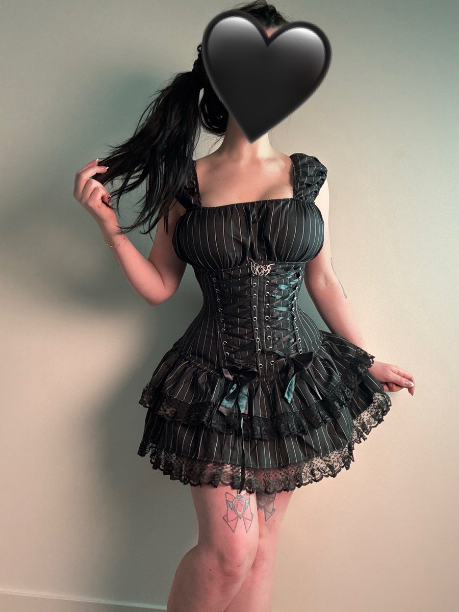 CottontailVA's tweet photo. plz ignore my messy hair, i forgot to brush it… 😳🖤 https://t.co/IPdKJNkGmE