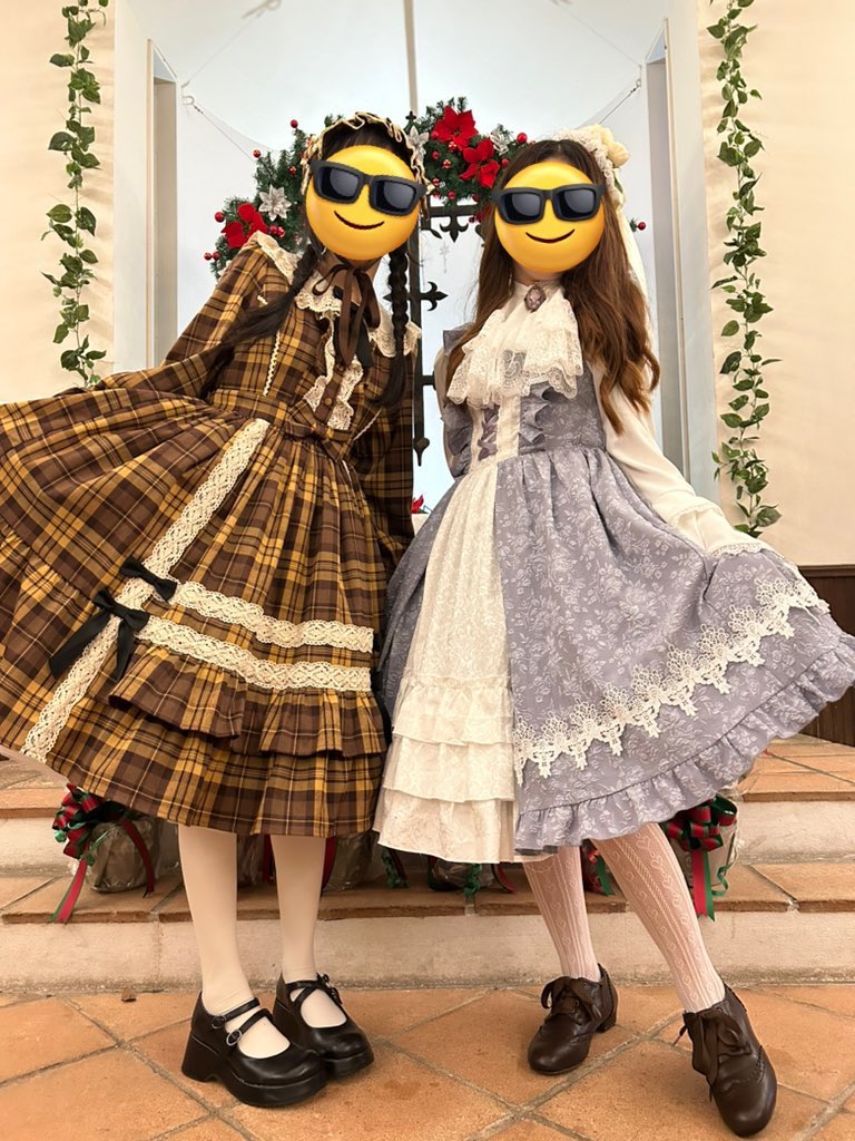 Uchi2FR's tweet photo. 初心者でも手を伸ばしやすいaxes femme  kawaiiとシャルミエール、今はないがロリィタモデルさんがコラボしたアパレルのジャンスカも載せておこう

1枚目ジャンスカ→ロリィタモデルコラボ
2枚目ジャケット→シャルミエール
3枚目はALT
4枚目ワンピース（左）とジャンスカ（右）→ axes femme  kawaii https://t.co/IyHXewQ1dS
