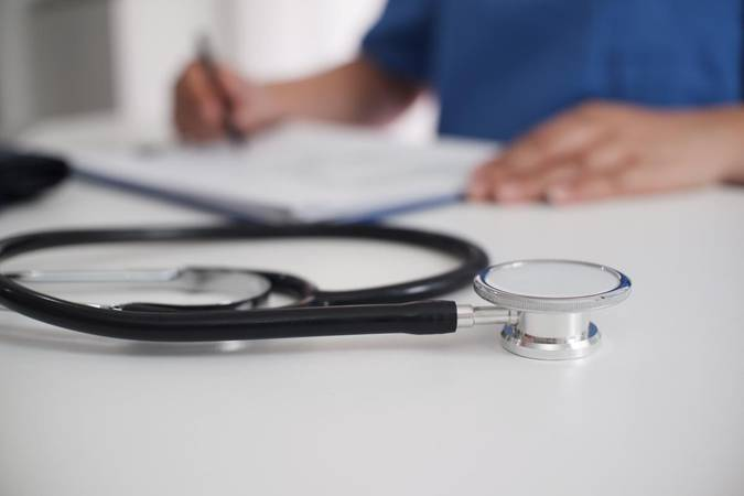 SenadoFederal's tweet photo. Projeto de Lei: médicos em locais com poucos profissionais podem ganhar desconto no Fies. Ouça: https://t.co/n8u4KAgtXs https://t.co/rpmpeRC4Sb