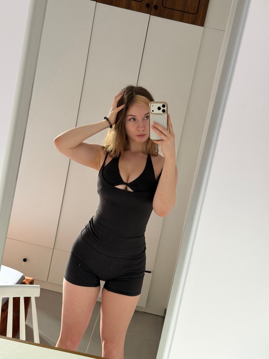 Darixgerman's tweet photo. Ich versuche wirklich, meine täglichen Gym-Sessions nicht zu skippen… aber mein Bett hat leider verdammt überzeugende Argumente 🥲💪🏼😂

#gymgirl #fitness #dailyworkout #german https://t.co/tox30uHDKx
