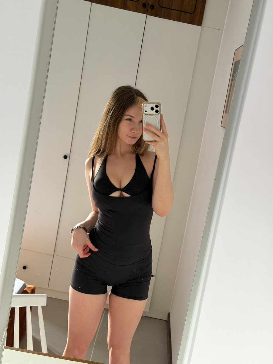 Darixgerman's tweet photo. Ich versuche wirklich, meine täglichen Gym-Sessions nicht zu skippen… aber mein Bett hat leider verdammt überzeugende Argumente 🥲💪🏼😂

#gymgirl #fitness #dailyworkout #german https://t.co/tox30uHDKx