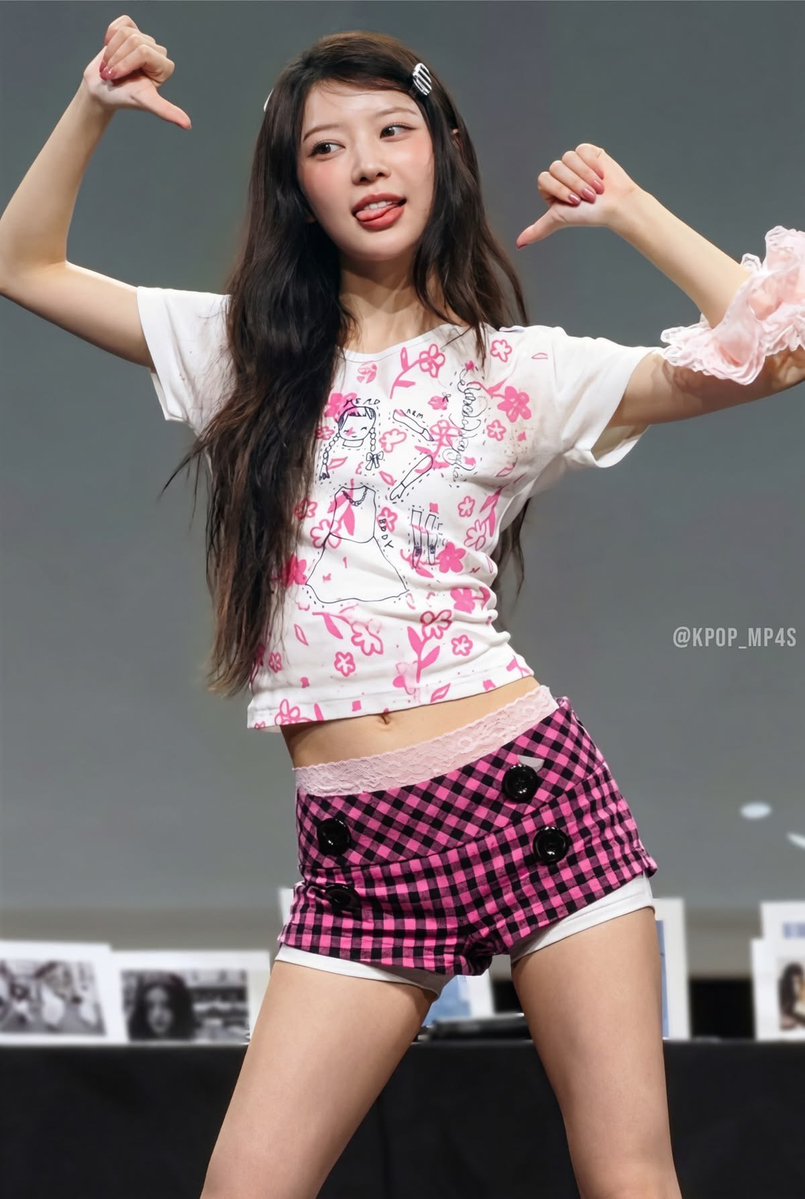 diaryibie's tweet photo. how is she so skinny …. https://t.co/ufbcdeZimE