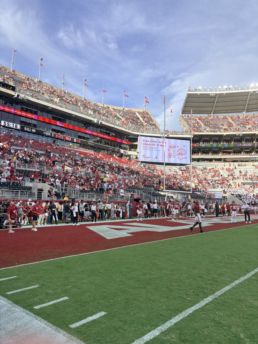 JordanWigg12's tweet photo. I had a amazing time in Tuscaloosa this weekend, thank you @CoachSanders14 for the invitation #RTR 🐘 @BraxtonBarker_7 @Dylan_Morris5 @crob45 @CoachMoLinguist @DerrickDnix @BAMACoachG @blakebyler45 @OliviaKSayer @TheUCReport @RecruitGeorgia @benjaminwolk @DbCoachJulian https://t.co/kC3Pf46j5H