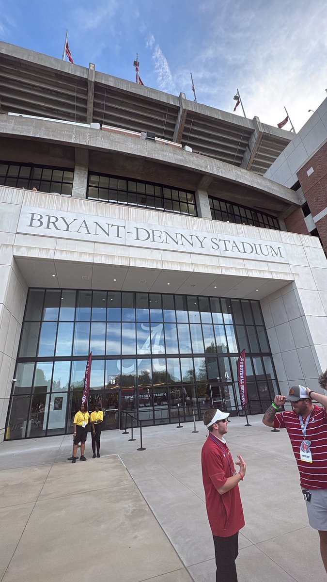 JordanWigg12's tweet photo. I had a amazing time in Tuscaloosa this weekend, thank you @CoachSanders14 for the invitation #RTR 🐘 @BraxtonBarker_7 @Dylan_Morris5 @crob45 @CoachMoLinguist @DerrickDnix @BAMACoachG @blakebyler45 @OliviaKSayer @TheUCReport @RecruitGeorgia @benjaminwolk @DbCoachJulian https://t.co/kC3Pf46j5H