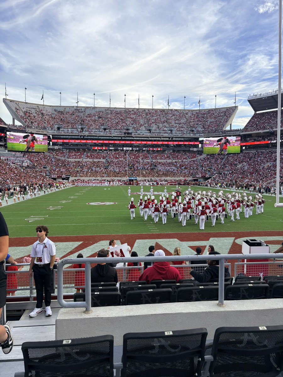 JordanWigg12's tweet photo. I had a amazing time in Tuscaloosa this weekend, thank you @CoachSanders14 for the invitation #RTR 🐘 @BraxtonBarker_7 @Dylan_Morris5 @crob45 @CoachMoLinguist @DerrickDnix @BAMACoachG @blakebyler45 @OliviaKSayer @TheUCReport @RecruitGeorgia @benjaminwolk @DbCoachJulian https://t.co/kC3Pf46j5H