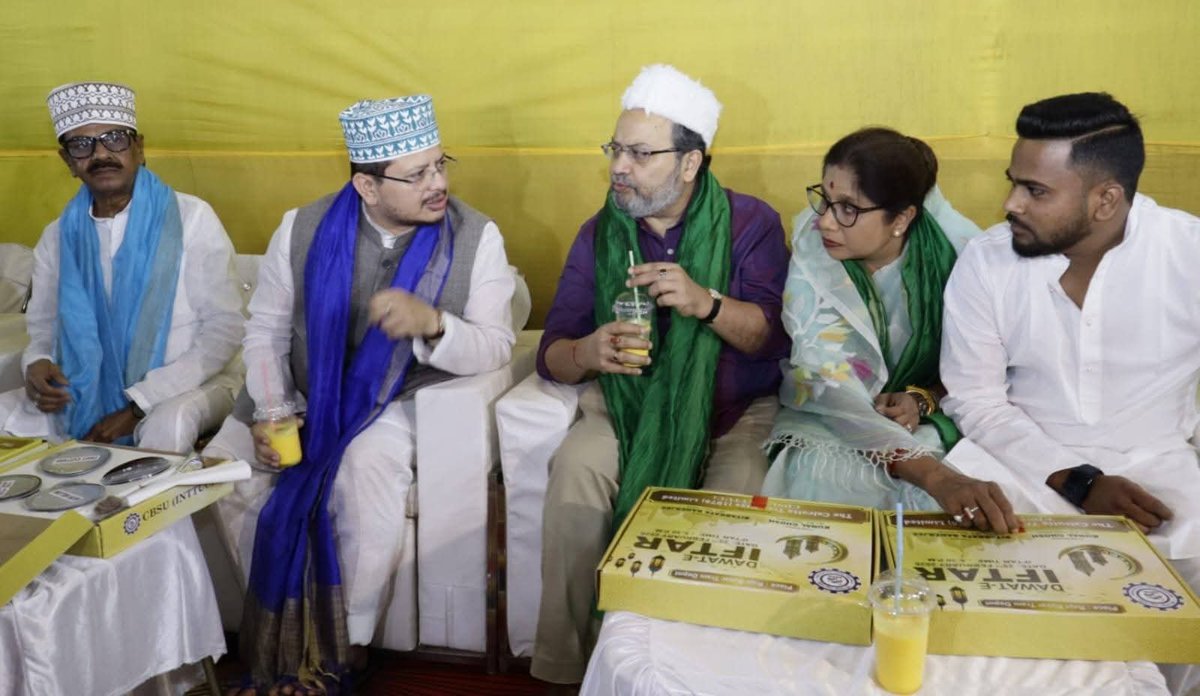 KunalGhoshAgain's tweet photo. ভোটের ফলাফলের আগে কে কার সঙ্গে, তা দিয়ে কী কী বোঝানো যাবে? ভিড়ের মধ্যে কার সঙ্গে কে যখন ছবি ছাড়া হচ্ছে, এগুলোও থাক। কে কী জানতে চাই না, যারা প্রকাশ্যে হামলা করে খুনের চেষ্টা করেছে, তাদের গ্রেপ্তার করা হচ্ছে না কেন?? বিজেপির সমালোচনা করলে বিজেপির বি টিমের দালালরা ঘেউ ঘেউ করছে কেন? শিবির বা দল বদলের ছবি নিয়ে আলোচনা করলে অনেকের জাতকুল নিয়ে টানাটানি হবে।