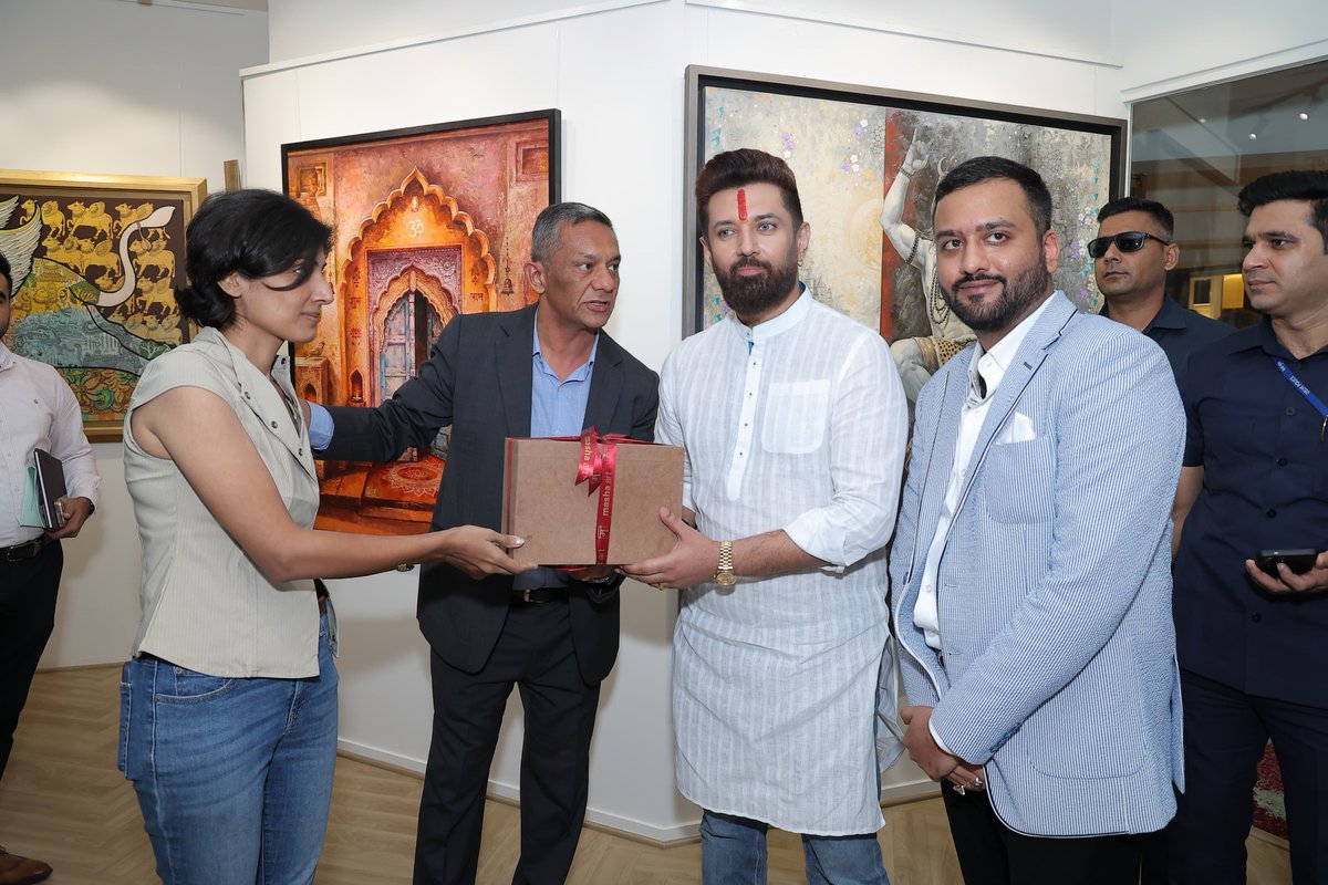 iChiragPaswan's tweet photo. आज नई ���िल्ली के ITC Maurya में Masha Art का उद्घाटन करने का अवसर मिला।

कला, संस्कृति और रचनात्मकता से जुड़ा यह अनुभव बेहद शानदार और यादगार रहा। कला हमारी समृद्ध विरासत को नई पीढ़ी से जोड़ने का सशक्त माध्यम है।

Masha Art की पूरी टीम को हार��दिक शुभकामनाएँ एवं उज्ज्वल भविष्य के लिए बधाई।