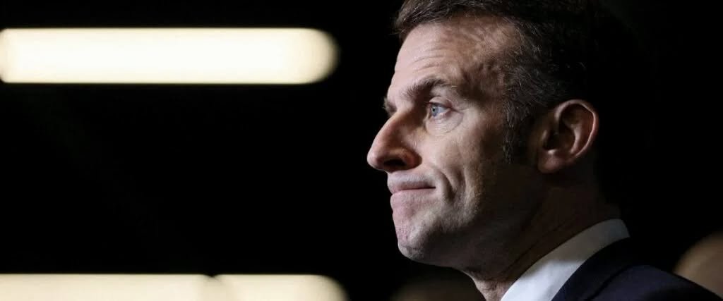 Dosinda961308's tweet photo. 2017 , Emmanuel Macron candidat , déclare qu'il n'y a pas de culture française .

2021 , Emmanuel macron pseudo président , déclare qu'il faut déconstruire l'histoire de France

21 Septembre 2026 , à quelques jours de l'arrivée du saint Père Léon XIV en France , l'Elysée annonce que le président Macron n'assistera pas aux messes du pape Léon XIV

24 Septembre 2026 , le stade de France accueille 80 000 pèlerins dans un spectacle d'une beauté fracassante mêlant , religion , croyance , histoire et allégresse .

25 Septembre 2026 , 1 million de personnes s'amassent place de l'étoile , le long des 2 km des Champs Elysées et place de la Concorde , pour une messe pontificale qui surpris le saint père lui même .

27 Septembre 2026 , 150 000 pèlerins valides et en position de handicap , accueillent le pape Léon XIV pour une messe à la grotte de Massabielle à Lourdes .
28 Septembre 2026 , près de 100 000 personnes accueillent le pape  Léon XIV pour une rencontre et une messe à Metz , carrefour des religions .

28 Septembre 2026 , à la vue de l'ampleur de l'accueil des chrétiens français réservé à leur saint père Léon XIV et le retentissement sociétal de la visite papale , Emmanuel Macron annonce qu'il se rendra à Metz , assistera à la messe papale en la cathédrale de Metz

Le dernier miracle de la visite papale aura été de faire comprendre à un pseudo président français , que les dix dernières années de la France , les 10 années de sa présidence , n'auront servi à rien , dix en de perdus , 10 ans qui ne feront pas une ligne dans l'histoire de France , 10 années de négation de l'esprit français ......

28 Septembre 2026 , le jour où un pseudo président de la république française se rendit compte qu'il porte des habits bien trop grands pour sa petite personne 
......
La libre pensée patriote