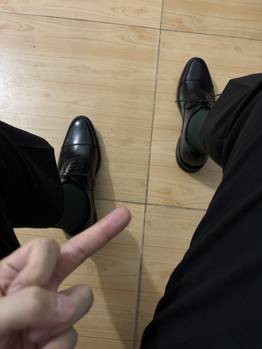Duoda482100's tweet photo. 咦 你底下为什么顶起来了呢 #正装  #皮鞋  #丝袜  #锁 #反差 https://t.co/cN9OJsczX4