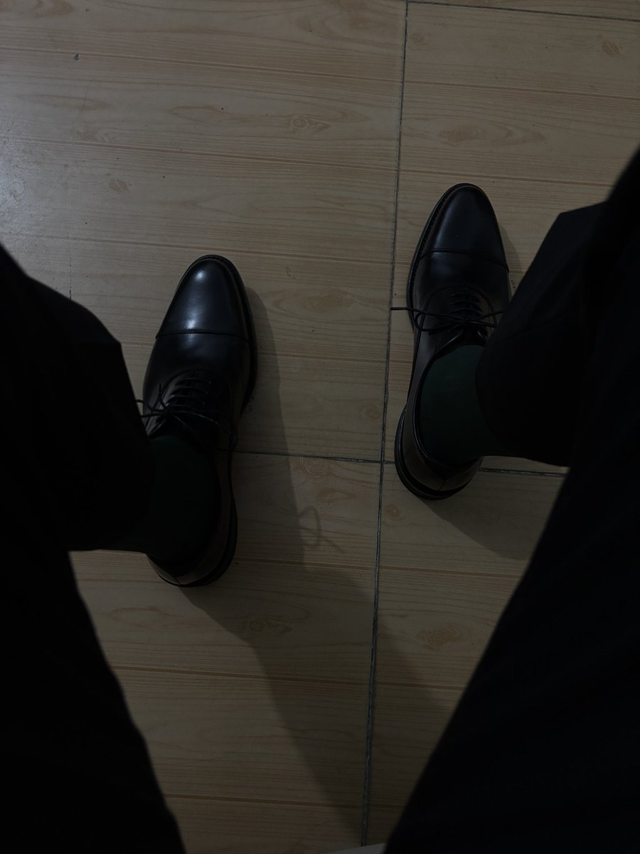 Duoda482100's tweet photo. 咦 你底下为什么顶起来了呢 #正装  #皮鞋  #丝袜  #锁 #反差 https://t.co/cN9OJsczX4