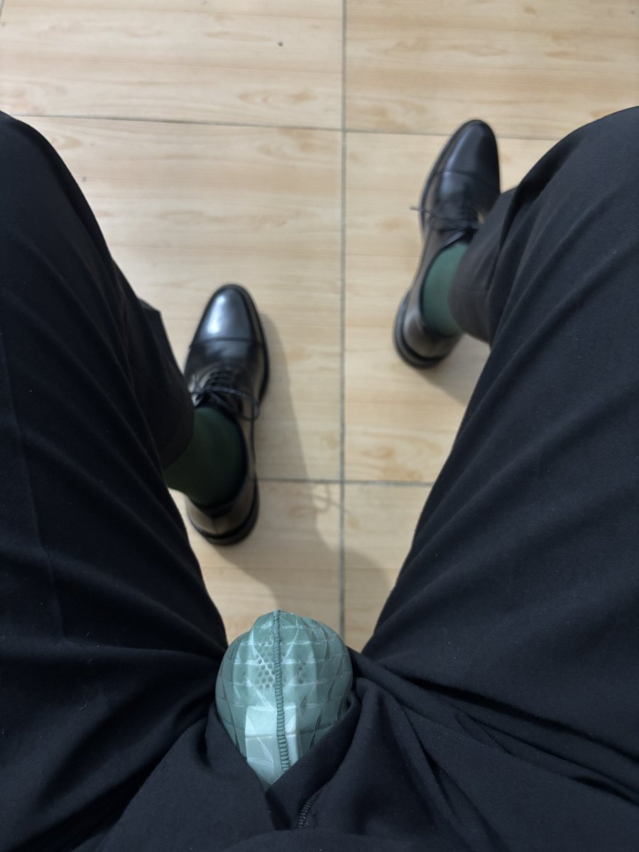 Duoda482100's tweet photo. 咦 你底下为什么顶起来了呢 #正装  #皮鞋  #丝袜  #锁 #反差 https://t.co/cN9OJsczX4
