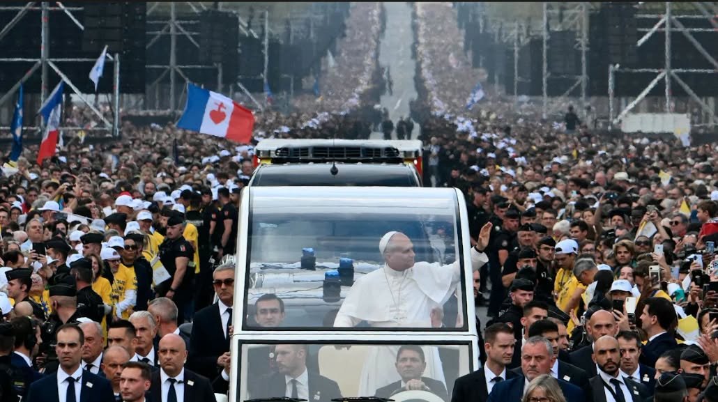 Dosinda961308's tweet photo. 2017 , Emmanuel Macron candidat , déclare qu'il n'y a pas de culture française .

2021 , Emmanuel macron pseudo président , déclare qu'il faut déconstruire l'histoire de France

21 Septembre 2026 , à quelques jours de l'arrivée du saint Père Léon XIV en France , l'Elysée annonce que le président Macron n'assistera pas aux messes du pape Léon XIV

24 Septembre 2026 , le stade de France accueille 80 000 pèlerins dans un spectacle d'une beauté fracassante mêlant , religion , croyance , histoire et allégresse .

25 Septembre 2026 , 1 million de personnes s'amassent place de l'étoile , le long des 2 km des Champs Elysées et place de la Concorde , pour une messe pontificale qui surpris le saint père lui même .

27 Septembre 2026 , 150 000 pèlerins valides et en position de handicap , accueillent le pape Léon XIV pour une messe à la grotte de Massabielle à Lourdes .
28 Septembre 2026 , près de 100 000 personnes accueillent le pape  Léon XIV pour une rencontre et une messe à Metz , carrefour des religions .

28 Septembre 2026 , à la vue de l'ampleur de l'accueil des chrétiens français réservé à leur saint père Léon XIV et le retentissement sociétal de la visite papale , Emmanuel Macron annonce qu'il se rendra à Metz , assistera à la messe papale en la cathédrale de Metz

Le dernier miracle de la visite papale aura été de faire comprendre à un pseudo président français , que les dix dernières années de la France , les 10 années de sa présidence , n'auront servi à rien , dix en de perdus , 10 ans qui ne feront pas une ligne dans l'histoire de France , 10 années de négation de l'esprit français ......

28 Septembre 2026 , le jour où un pseudo président de la république française se rendit compte qu'il porte des habits bien trop grands pour sa petite personne 
......
La libre pensée patriote