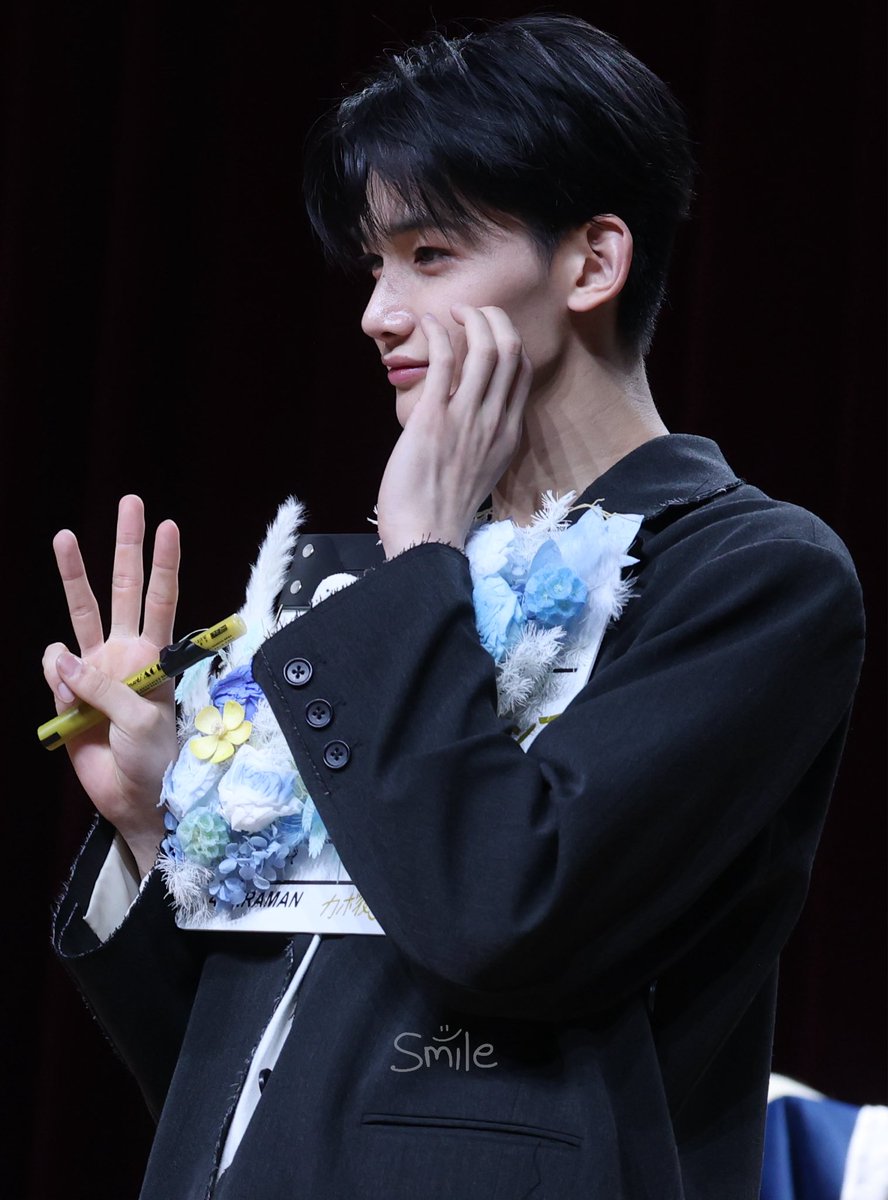 smilee0708's tweet photo. 260928 Mark on Me 韓国対面ファンサイン会
M2u record FANSIGN
Kobu、頑張って ！🎬
#ジョウ #JO #죠 #앤팀 #andTEAM https://t.co/g89U0jB72g