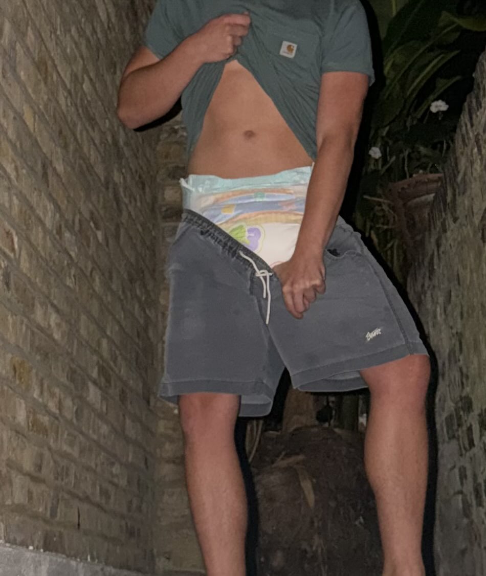 paddedSW's tweet photo. giving the neighbours a lil show the other night, sure they liked it right?? 😛

#diaperboy #abdl #gayabdl https://t.co/PrcFR1z4PM