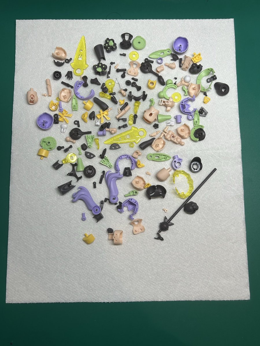 servalcatchan's tweet photo. トゥの進捗です。
パーツ洗浄しました。
ザル付きボウルにパーツと中性洗剤をぶち込んでシャワーで泡立ててしばらく放置した後よく濯いでキッチンペーパーにぶちまけて自然乾燥です。…はい乾燥機なんて持ってません。😅
#メガミデバイス https://t.co/LRx9LDE63d