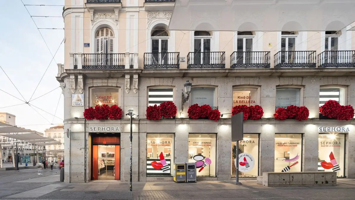 Carolplanc's tweet photo. #Marcasanunciantes #Sephora Sephora reabre en Puerta del Sol y convierte su tienda más icónica en una nueva experiencia beauty: Sephora reabre su tienda de Puerta del Sol con 530 m² renovados, nuevos servicios y una experiencia beauty… https://t.co/OLr0UXVhqJ por @mkdirecto https://t.co/BLte0fcImg