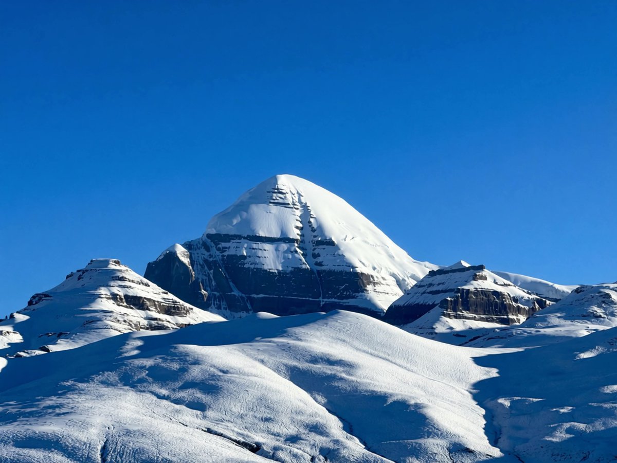 shubhamtorres09's tweet photo. Exclusive visuals of Mount Kailash after heavy spell of snowfall in the region 🏔️🏔️

Pics from Wenshan mam https://t.co/0ha8Vth9Hu
