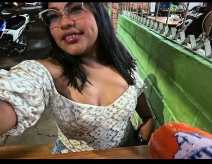 Fritz_A_Sanchez's tweet photo. #Alerta #Venezuela

Nueva desaparición forzada en #Amazonas 

🚨 Iris del Carmen Caballero Esqueda, de 23 años, fue sometida por hombres armados y llevada contra su voluntad la noche del 27 de septiembre, en la avenida principal de Carinaguita, Puerto Ayacucho.

Sus familiares denunciaron el hecho ante los organismos de seguridad. Hasta ahora, según la información disponible, se desconoce su paradero y no habría existido contacto de los presuntos captores con la familia.

El caso genera especial preocupación porque se suma a otras denuncias de desapariciones y hechos de violencia reportados en el estado Amazonas, por lo que resulta indispensable determinar si existe algún vínculo entre estos casos y establecer qué está ocurriendo.

⚠️ Las autoridades deben realizar una investigación exhaustiva, transparente e independiente, determinar responsabilidades y garantizar el regreso con vida de Iris del Carmen Caballero Esqueda.

Las desapariciones no pueden quedar en silencio ni en la impunidad.

 #PuertoAyacucho #Desaparición #DerechosHumanos #Venezuela