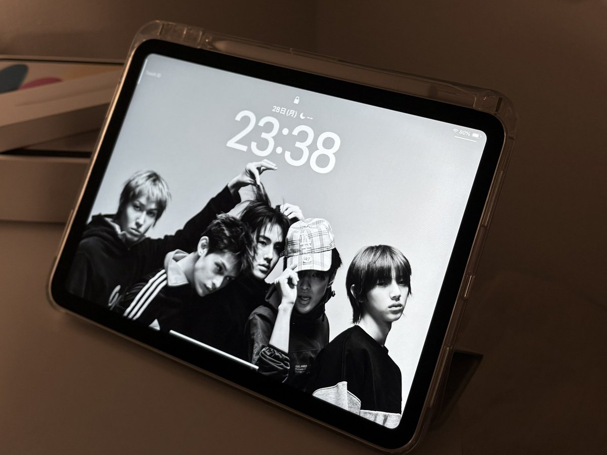 _____kqs's tweet photo. ロック画面設定しただけでもう可愛い。
ついにipadデビューだ👷‍♂️✨
ホーム画面ももっとコルで満たしますよ♩ https://t.co/m8d0UnFF8R