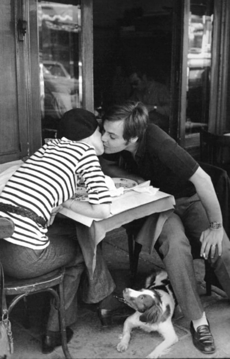 ClaudioKlarke's tweet photo. "Si baciavano.
Erano giovani.
I baci nascono sulle labbra in modo così naturale
quando una ragazza ha vent'anni!
Non è l'amore, ma un gioco, non #siCerca la felicità,
ma un attimo di piacere.
~ Irène Némirosky 📚" Due"
#unTemaAlGiorno
@UnTemaAlGiorno
📷 Henry Cartier-Bresson https://t.co/sULRrDsXUL