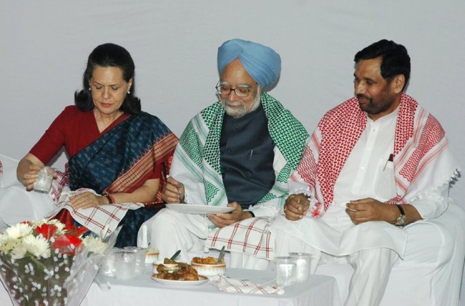VIKRAMPRATAPSIN's tweet photo. Iftar was always fine 
But have issues with Bhajan Clubbing.
Fact is they have issue with all Hindus &amp; there unity .
We the Hindus have to understand this . 
Together we are safe . Divided we fall. https://t.co/xpRGi5ECFO