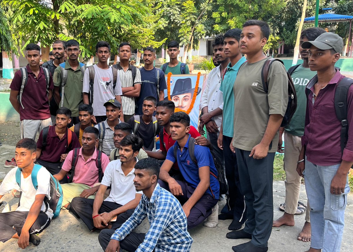 rajanvermansui's tweet photo. @ReechaS78329264 @iMurariKumar @kharge @akhileshPdsingh @KunalBiharijnu @MrMasoomabhi @jayjawan_ @bhu_maurya इंकलाब जिंदाबाद ✊ https://t.co/qgFoWfo9dr