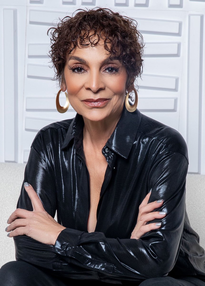 OolaFanForever's tweet photo. #JasmineGuy is a beautiful woman who chooses to age gracefully. For anyone who grew up watching #ADifferentWorld it was Jasmine who made that show the success it was, but she never took shine from her costars, bc she was a team player &amp; that is beautiful. ADW: groundbreaking.❤️🙏 https://t.co/CGQeKEW5gX