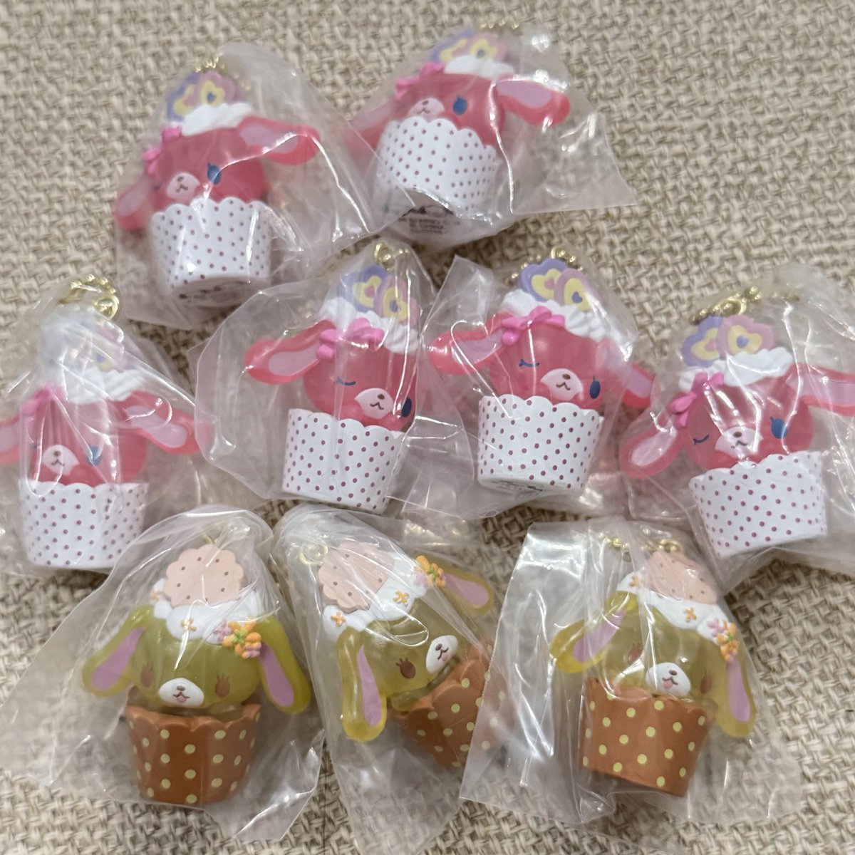 _moe47's tweet photo. ガチャ交換
シュガーバニーズ カップケーキチャーム

【譲】はなうさ✖️3 ももうさ✖️6

【求】未所持ガチャ（なんでも検討）

都内、千葉手渡しまたは郵送

#サンリオ　#ガチャガチャ https://t.co/dfb6eEIEkJ