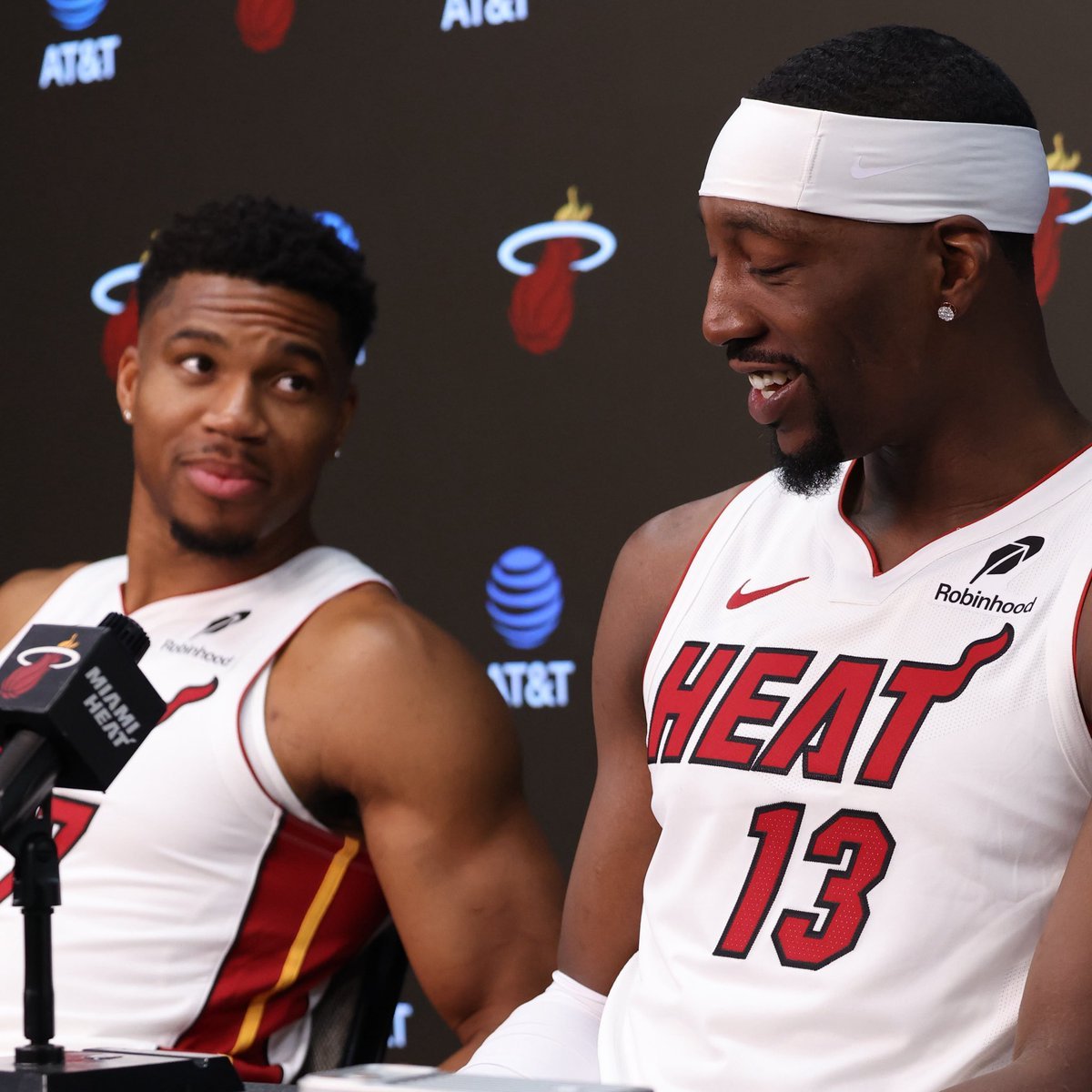 NBAdabad's tweet photo. Namore alguém que olhe pra você como o Giannis olha pro Adebayo https://t.co/8UQpHK2Ihu