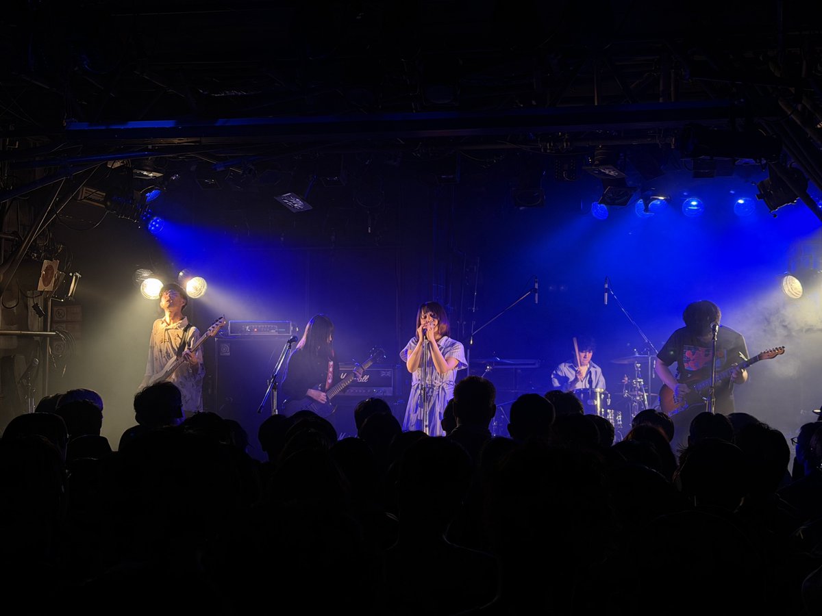 machidamachi's tweet photo. Ferri-Chromeの新曲は90年代UK大好きマンに是非聴いてもらいたいし、Hammersmarkは音源聴いてた以上に良過ぎて吃驚した。変に自分たちのことをカテゴライズしてないところが良い。shoalsは曲は勿論のこと、佇まいやマイクの高さからして最高でした。フィジカル欲しいです。結論として最高の1日でした！ https://t.co/DPabF8XrjT