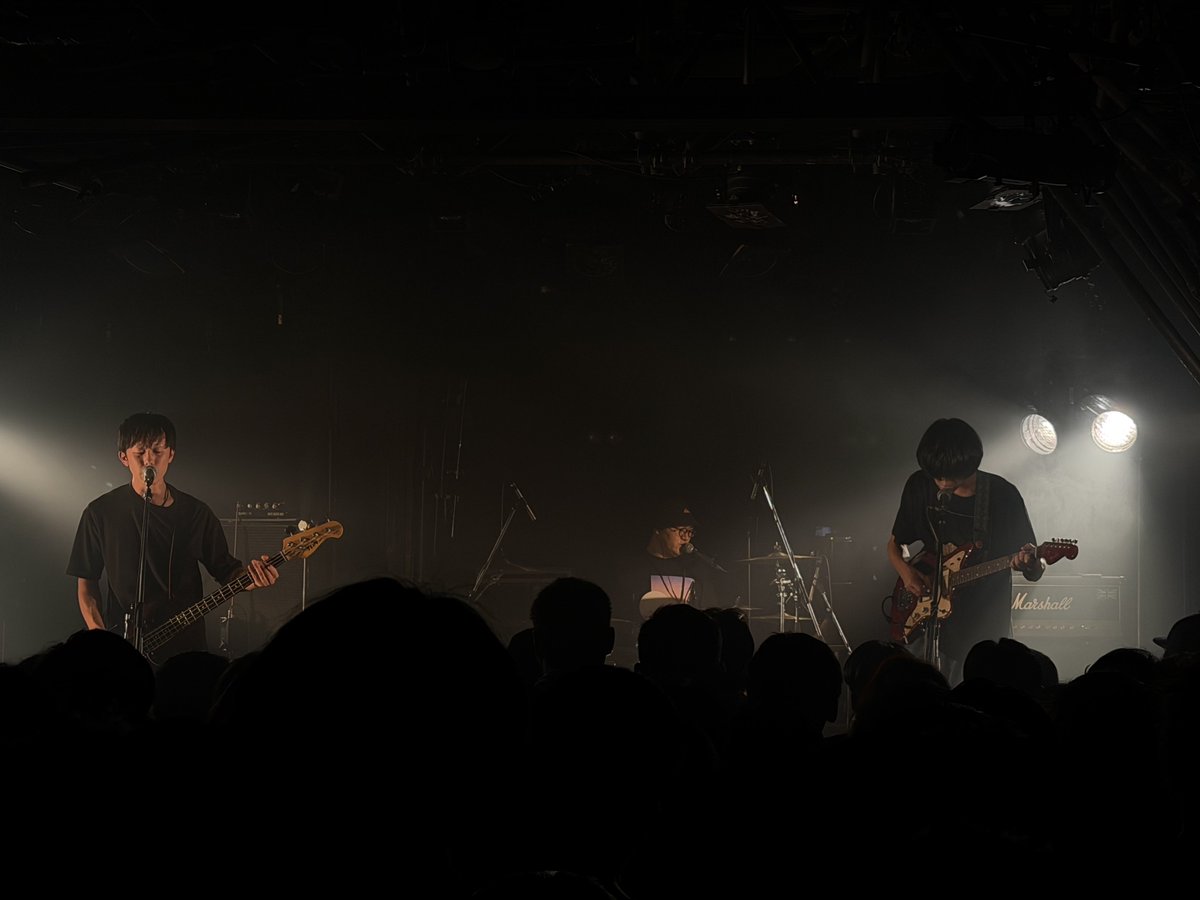 machidamachi's tweet photo. Ferri-Chromeの新曲は90年代UK大好きマンに是非聴いてもらいたいし、Hammersmarkは音源聴いてた以上に良過ぎて吃驚した。変に自分たちのことをカテゴライズしてないところが良い。shoalsは曲は勿論のこと、佇まいやマイクの高さからして最高でした。フィジカル欲しいです。結論として最高の1日でした！ https://t.co/DPabF8XrjT