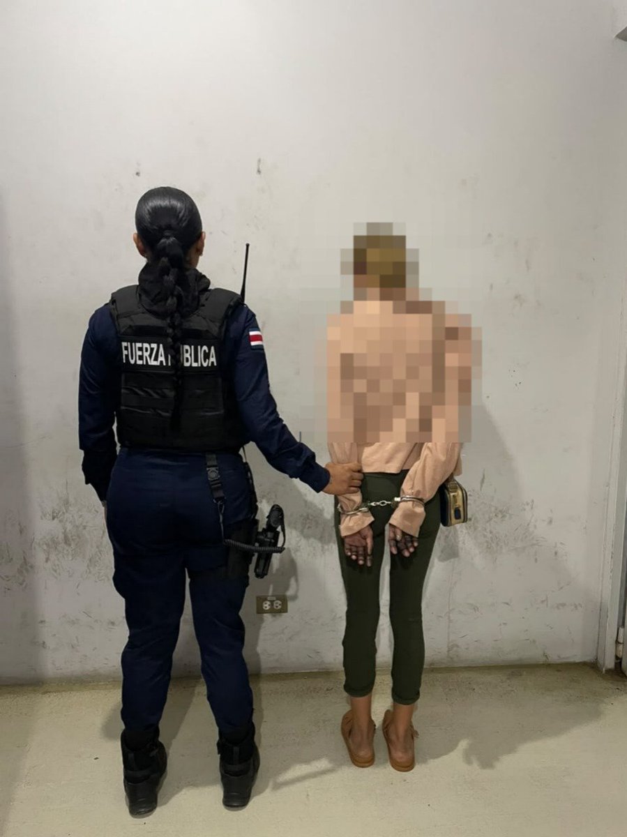 Ticavisioncr's tweet photo. #Letal 👇🇨🇷👮♀️👮♂️
@fuerzapublicaCR de Heredia capturó 12 prófugos de la justicia👇
💥Policía registra 13 aprehensiones más por otros delitos.
💥En lo que va de esta semana suman 25 personas presentadas ante autoridades judiciales.
(Abro hilo) 🧵👇 https://t.co/tpU8rMLlRc