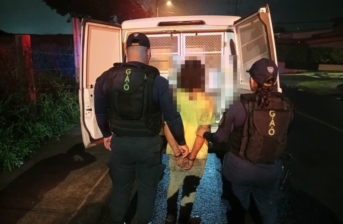 Ticavisioncr's tweet photo. #Letal 👇🇨🇷👮♀️👮♂️
@fuerzapublicaCR de Heredia capturó 12 prófugos de la justicia👇
💥Policía registra 13 aprehensiones más por otros delitos.
💥En lo que va de esta semana suman 25 personas presentadas ante autoridades judiciales.
(Abro hilo) 🧵👇 https://t.co/tpU8rMLlRc