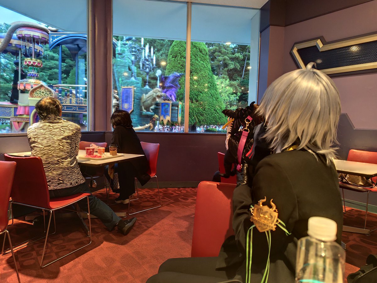 auayanui's tweet photo. ここから見ておりました。フロートの感じ、ご覧いただけたら分かるかと思うのですがまじで「覗き込む」ことをしないと高さのあるスラ様と目が合わないんです。スラ様は確実に私を覗き込み、指差しをしてくださいました。ほんとなんです信じてください。 https://t.co/hgCFUN5CYC