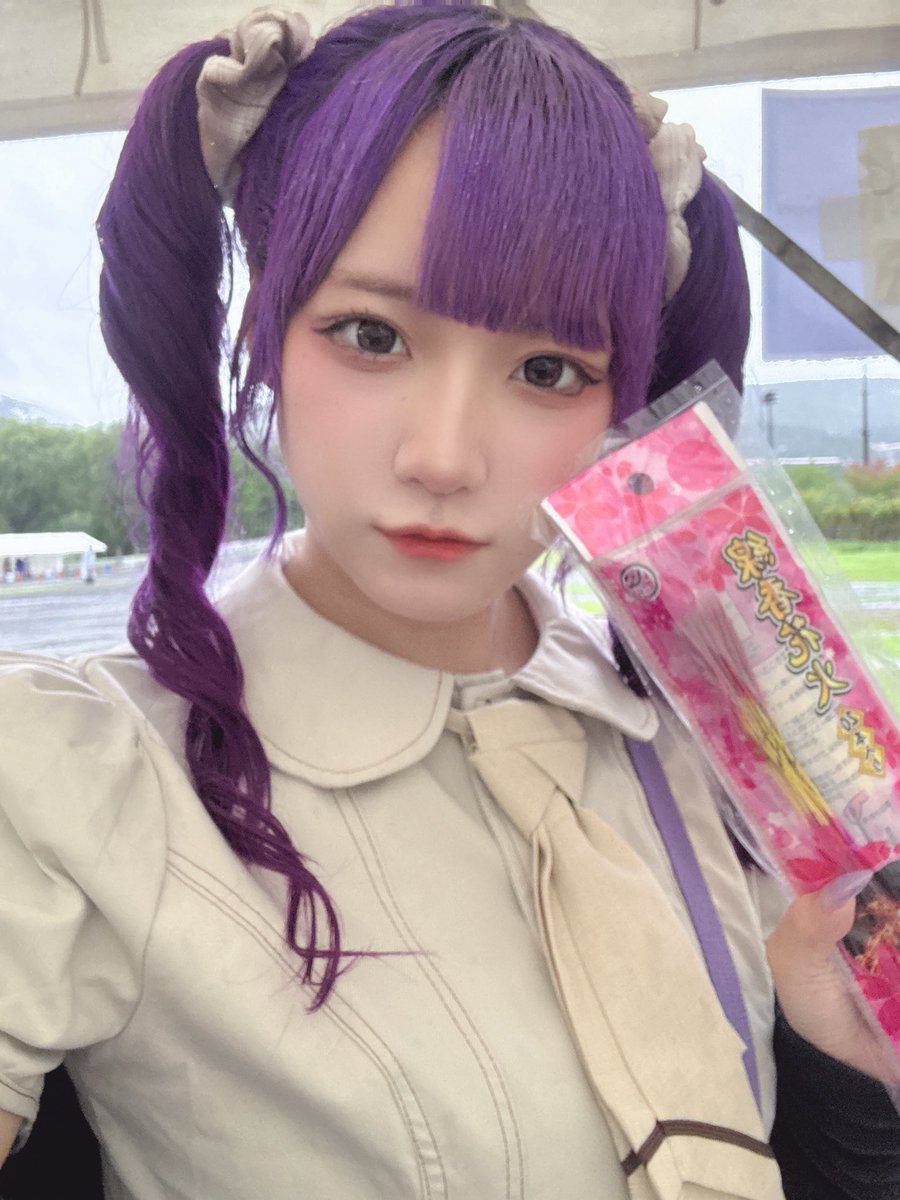 Paltin_nene's tweet photo. 線香花火、5本ずつ持ってやれば5倍たのしそうじゃない？🎇 https://t.co/gb3UHjDKK8