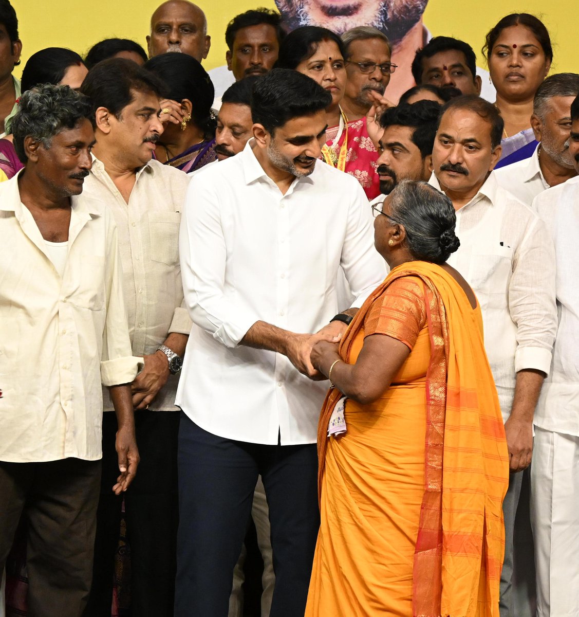 naralokesh's tweet photo. మంగళగిరి నియోజకవర్గం కుంచనపల్లిలోని శ్రీ శ్రీనివాస కన్వెన్షన్‌లో జరిగిన ‘మన ఇల్లు – మన లోకేష్’ మూడో విడత ఇళ్ల పట్టాల పంపిణీ కార్యక్రమంలో పాల్గొన్నాను. 372మందికి శాశ్వత ఇంటి పట్టాలు, పీఎంఏవై మంజూరు పత్రాలు పంపిణీ చేశాను.  మంగళగిరిలో 2029 ఎన్నికల్లోగా ప్రతి గడపకి తాగునీటి కనెక్షన్, అండర్ గ్రౌండ్ గ్యాస్ కనెక్షన్, భూగర్భ డ్రైనేజి పూర్తిచేసే బాధ్యత తీసుకుంటా. ఆనాడు ఇచ్చిన ప్రతి హామీకి కట్టుబడి ఉన్నా. వచ్చే ఏడాది వంద పడకల ఆసుపత్రి ప్రారంభిస్తాం. మంగళగిరి నుంచే ప్రభుత్వ పాఠశాలల్లో సీట్ల కోసం పోటీ మొదలైంది. స్థానిక సంస్థల ఎన్నికల్లో కూటమి అభ్యర్థులను ఆశీర్వదించాలని విజ్ఞప్తి చేశాను.
#ManailluManaLokesh