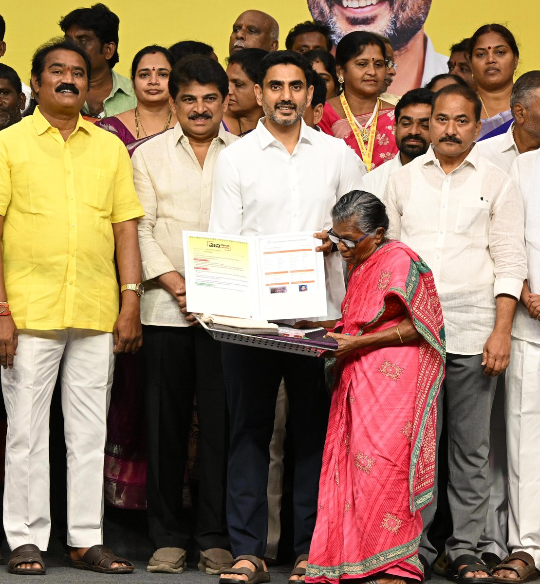 naralokesh's tweet photo. మంగళగిరి నియోజకవర్గం కుంచనపల్లిలోని శ్రీ శ్రీనివాస కన్వెన్షన్‌లో జరిగిన ‘మన ఇల్లు – మన లోకేష్’ మూడో విడత ఇళ్ల పట్టాల పంపిణీ కార్యక్రమంలో పాల్గొన్నాను. 372మందికి శాశ్వత ఇంటి పట్టాలు, పీఎంఏవై మంజూరు పత్రాలు పంపిణీ చేశాను.  మంగళగిరిలో 2029 ఎన్నికల్లోగా ప్రతి గడపకి తాగునీటి కనెక్షన్, అండర్ గ్రౌండ్ గ్యాస్ కనెక్షన్, భూగర్భ డ్రైనేజి పూర్తిచేసే బాధ్యత తీసుకుంటా. ఆనాడు ఇచ్చిన ప్రతి హామీకి కట్టుబడి ఉన్నా. వచ్చే ఏడాది వంద పడకల ఆసుపత్రి ప్రారంభిస్తాం. మంగళగిరి నుంచే ప్రభుత్వ పాఠశాలల్లో సీట్ల కోసం పోటీ మొదలైంది. స్థానిక సంస్థల ఎన్నికల్లో కూటమి అభ్యర్థులను ఆశీర్వదించాలని విజ్ఞప్తి చేశాను.
#ManailluManaLokesh