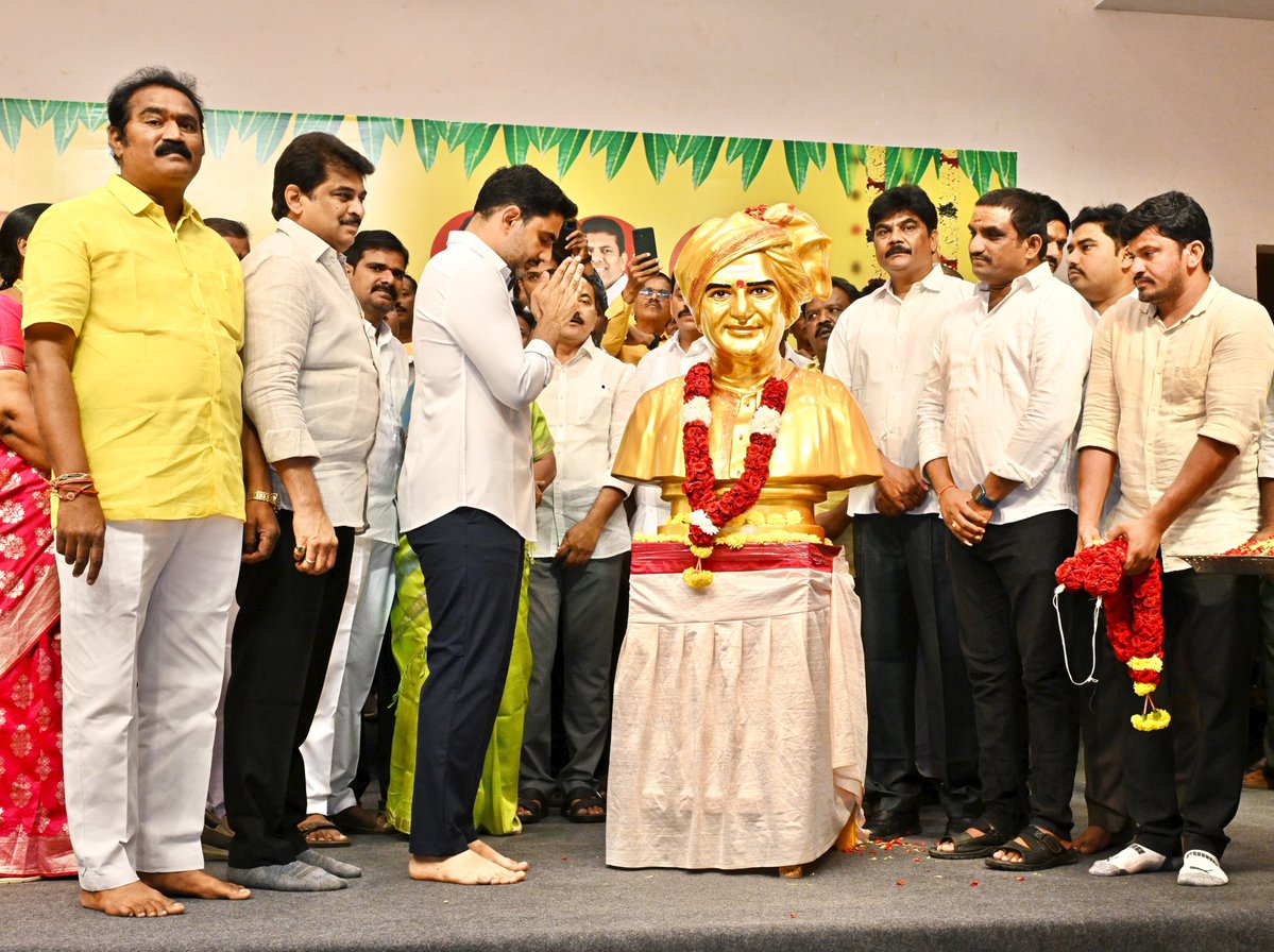 naralokesh's tweet photo. మంగళగిరి నియోజకవర్గం కుంచనపల్లిలోని శ్రీ శ్రీనివాస కన్వెన్షన్‌లో జరిగిన ‘మన ఇల్లు – మన లోకేష్’ మూడో విడత ఇళ్ల పట్టాల పంపిణీ కార్యక్రమంలో పాల్గొన్నాను. 372మందికి శాశ్వత ఇంటి పట్టాలు, పీఎంఏవై మంజూరు పత్రాలు పంపిణీ చేశాను.  మంగళగిరిలో 2029 ఎన్నికల్లోగా ప్రతి గడపకి తాగునీటి కనెక్షన్, అండర్ గ్రౌండ్ గ్యాస్ కనెక్షన్, భూగర్భ డ్రైనేజి పూర్తిచేసే బాధ్యత తీసుకుంటా. ఆనాడు ఇచ్చిన ప్రతి హామీకి కట్టుబడి ఉన్నా. వచ్చే ఏడాది వంద పడకల ఆసుపత్రి ప్రారంభిస్తాం. మంగళగిరి నుంచే ప్రభుత్వ పాఠశాలల్లో సీట్ల కోసం పోటీ మొదలైంది. స్థానిక సంస్థల ఎన్నికల్లో కూటమి అభ్యర్థులను ఆశీర్వదించాలని విజ్ఞప్తి చేశాను.
#ManailluManaLokesh