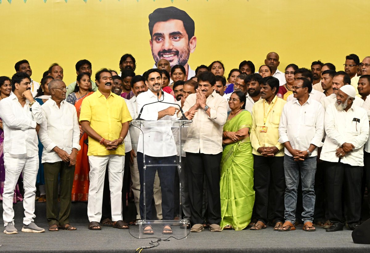 naralokesh's tweet photo. మంగళగిరి నియోజకవర్గం కుంచనపల్లిలోని శ్రీ శ్రీనివాస కన్వెన్షన్‌లో జరిగిన ‘మన ఇల్లు – మన లోకేష్’ మూడో విడత ఇళ్ల పట్టాల పంపిణీ కార్యక్రమంలో పాల్గొన్నాను. 372మందికి శాశ్వత ఇంటి పట్టాలు, పీఎంఏవై మంజూరు పత్రాలు పంపిణీ చేశాను.  మంగళగిరిలో 2029 ఎన్నికల్లోగా ప్రతి గడపకి తాగునీటి కనెక్షన్, అండర్ గ్రౌండ్ గ్యాస్ కనెక్షన్, భూగర్భ డ్రైనేజి పూర్తిచేసే బాధ్యత తీసుకుంటా. ఆనాడు ఇచ్చిన ప్రతి హామీకి కట్టుబడి ఉన్నా. వచ్చే ఏడాది వంద పడకల ఆసుపత్రి ప్రారంభిస్తాం. మంగళగిరి నుంచే ప్రభుత్వ పాఠశాలల్లో సీట్ల కోసం పోటీ మొదలైంది. స్థానిక సంస్థల ఎన్నికల్లో కూటమి అభ్యర్థులను ఆశీర్వదించాలని విజ్ఞప్తి చేశాను.
#ManailluManaLokesh