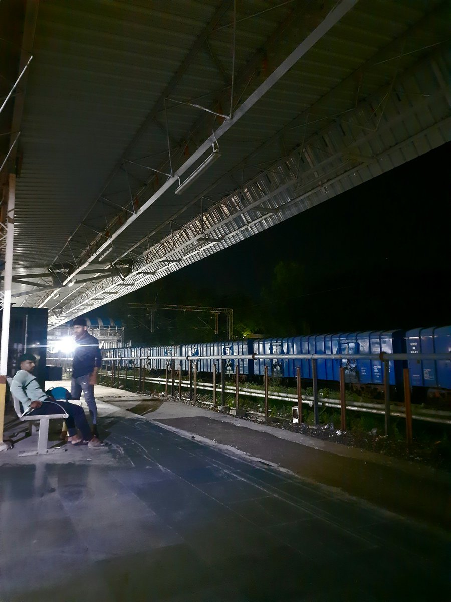 Atharva12109's tweet photo. Despite repeated complaints but still the lighting conditions at #Manmad jn on platform no 5&amp;6  doesn't seems to be improving. Lights is still not fitted in newly constructed cover shade. Dear @srdeegbslcrly @srdencobsl @BhusavalDivn @GM_CRly @Central_Railway kindly look into it https://t.co/r5Eg1oh8ar